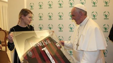 Photo of Barbara Berlusconi dal Pontefice, maglia del Milan in regalo a Papa Francesco