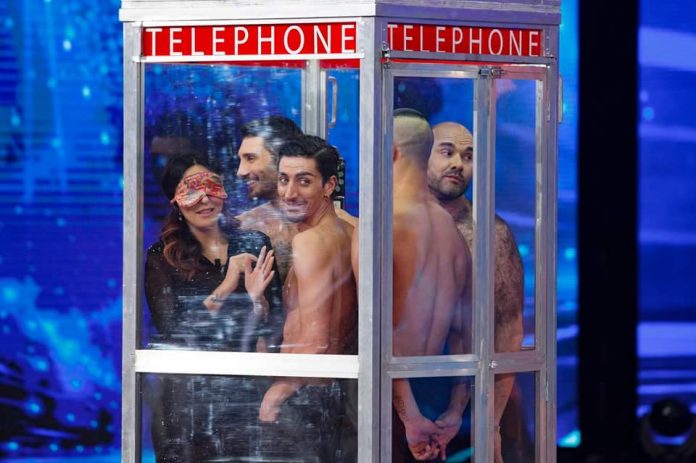 Sabrina Ferilli Ed Edoardo Leo Nella Cabina Telefonica Amici 15 Video