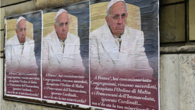 Photo of Manifesti contro Papa Francesco a Roma (Foto)