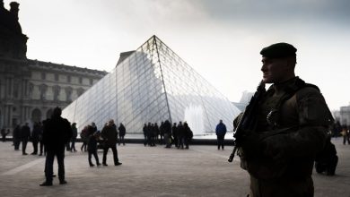 Photo of Parigi, sparatoria al Louvre: Agente contro presunto Terrorista