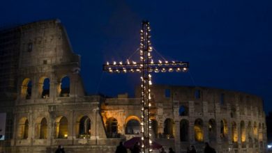 Photo of Via Crucis 2017, Papa Francesco: “Vergogna per il sangue innocente”