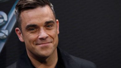 Photo of Robbie Williams nudo nella copertina di “Under the Radar Vol. 2”