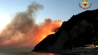 Photo of Incendio Colle San Bartolo tra Romagna e Marche: evacuate 70 persone