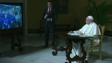 Photo of Papa Francesco collegamento con la Stazione Spaziale Internazionale