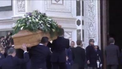 Photo of Funerali di Davide Astori a Firenze: Migliaia di persone per il capitano Viola