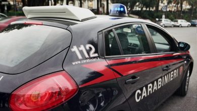 Photo of Madre trova figlia morta nel letto e si lancia dal balcone: tragedia a Salerno